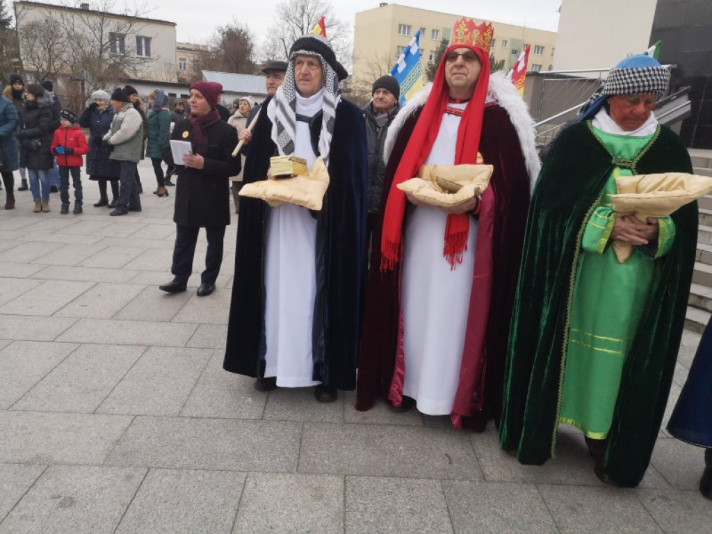 Kolorowy Orszak Trzech Króli przeszedł ulicami Nowej Dęby [zdjęcia]