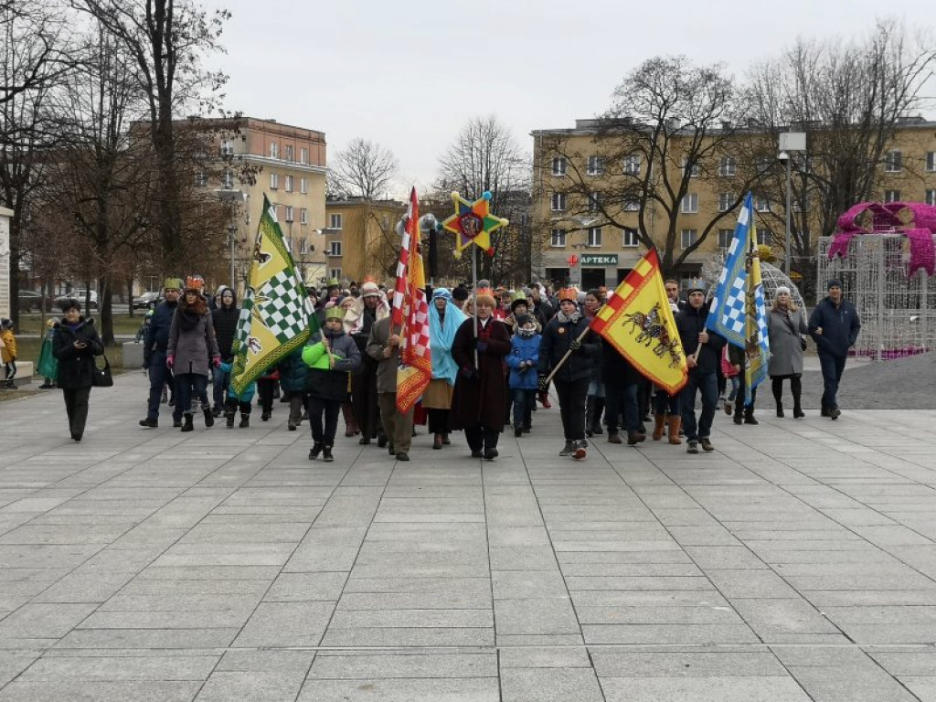 Kolorowy Orszak Trzech Króli przeszedł ulicami Nowej Dęby [zdjęcia]