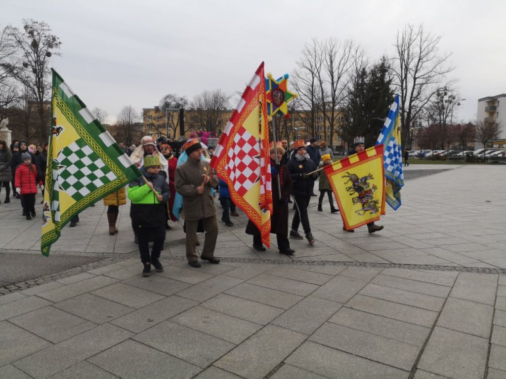 Kolorowy Orszak Trzech Króli przeszedł ulicami Nowej Dęby [zdjęcia]