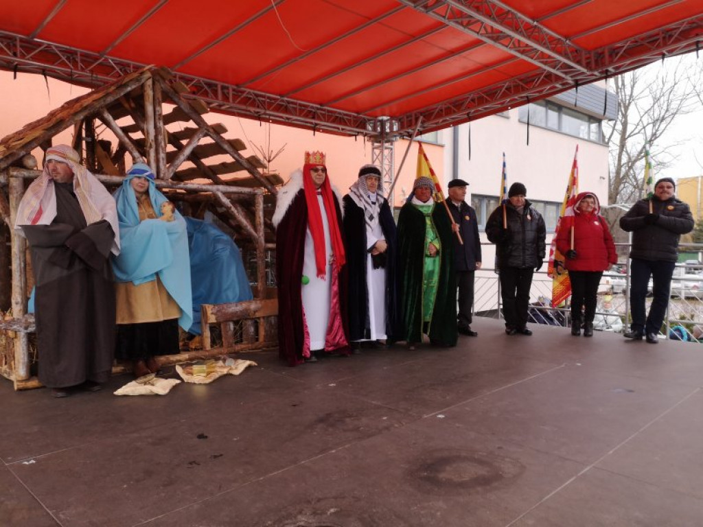 Kolorowy Orszak Trzech Króli przeszedł ulicami Nowej Dęby [zdjęcia]