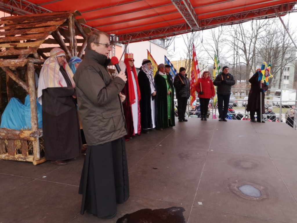 Kolorowy Orszak Trzech Króli przeszedł ulicami Nowej Dęby [zdjęcia]