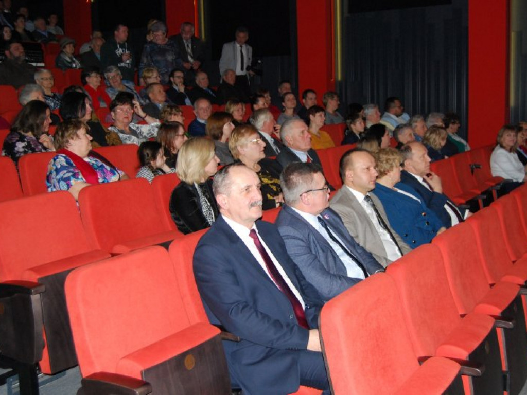 Walce wiedeńskie i kolędy na opłatkowym spotkaniu Rady Osiedla w Baranowie Sandomierskim [zdjęcia]