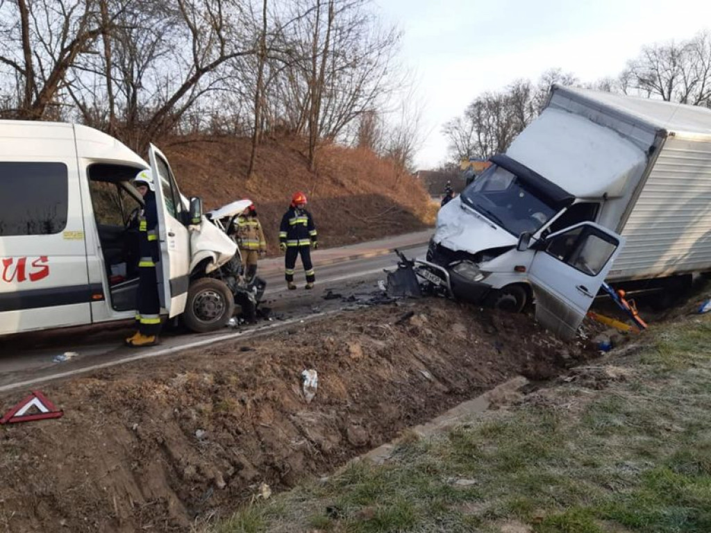 Zderzenie dwóch busów na oblodzonej drodze. 7 rannych osób! [zdjęcia]