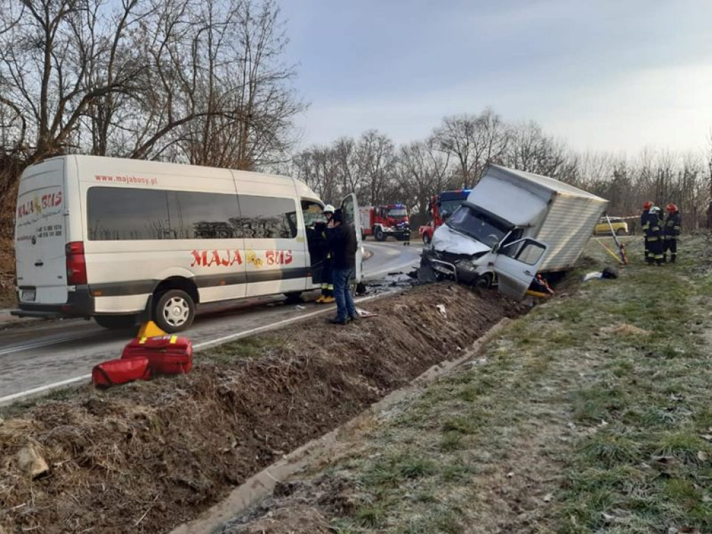 Zderzenie dwóch busów na oblodzonej drodze. 7 rannych osób! [zdjęcia]