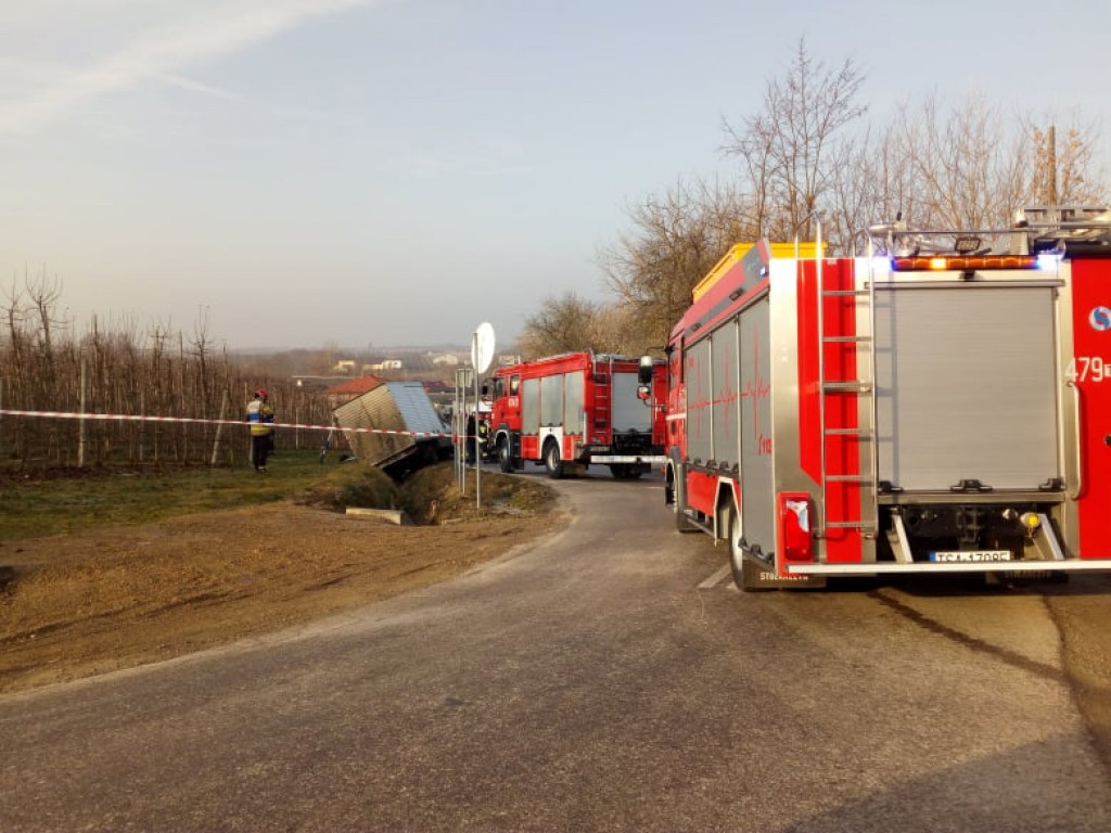 Zderzenie dwóch busów na oblodzonej drodze. 7 rannych osób! [zdjęcia]