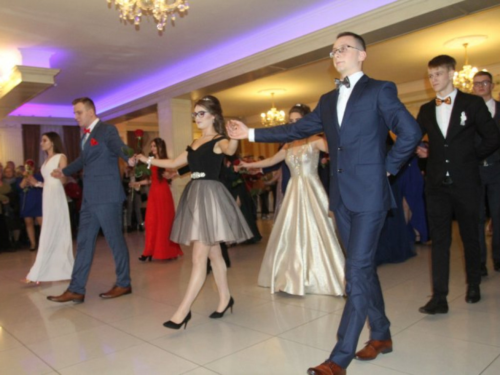 Zabawa studniówkowa maturzystów Zespołu Szkół nr 1 w Tarnobrzegu [zdjęcia]