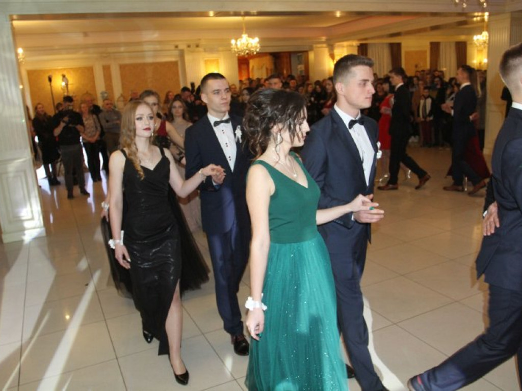 Zabawa studniówkowa maturzystów Zespołu Szkół nr 1 w Tarnobrzegu [zdjęcia]
