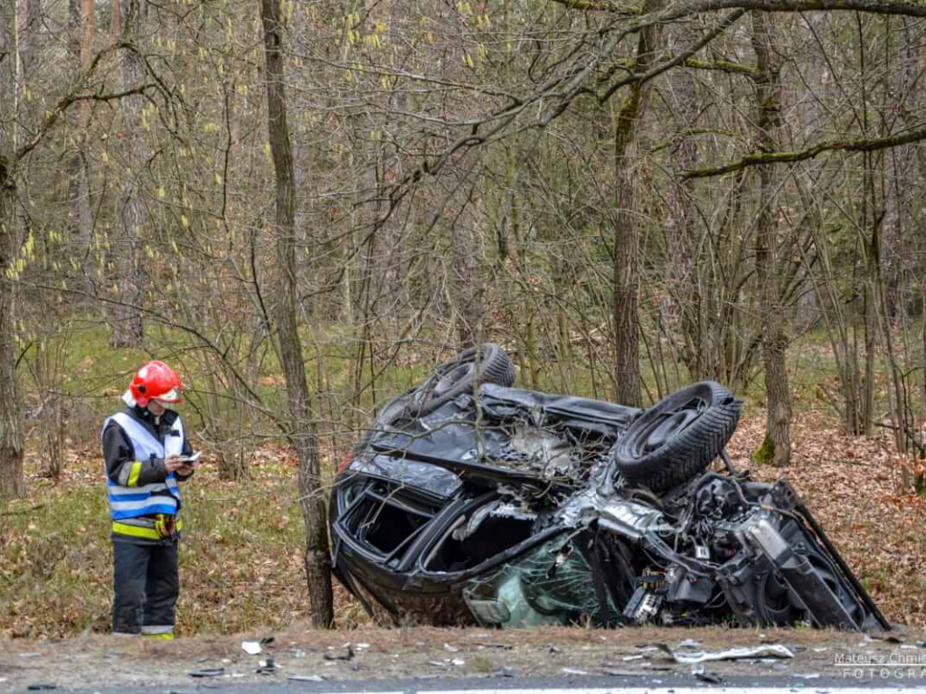 Groźny wypadek w Jamnicy, czołowe zderzenie dwóch pojazdów. 3 ranne osoby [zdjęcia]