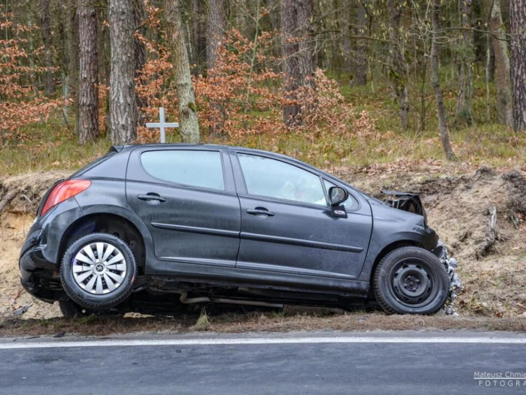 Groźny wypadek w Jamnicy, czołowe zderzenie dwóch pojazdów. 3 ranne osoby [zdjęcia]