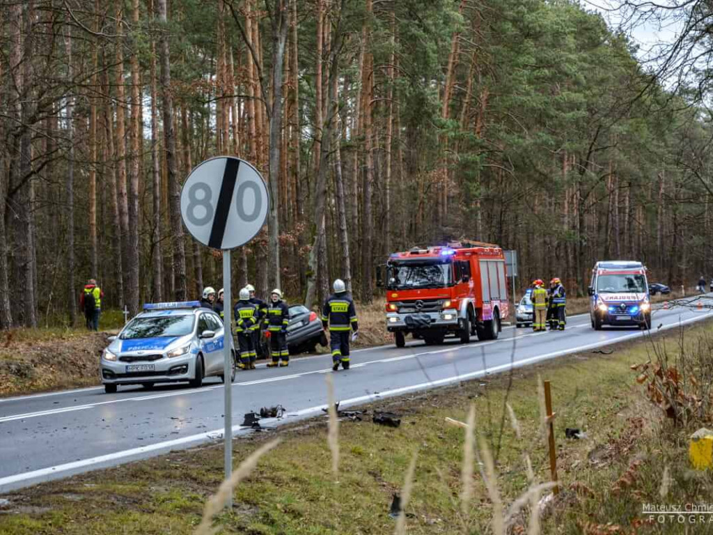 Groźny wypadek w Jamnicy, czołowe zderzenie dwóch pojazdów. 3 ranne osoby [zdjęcia]
