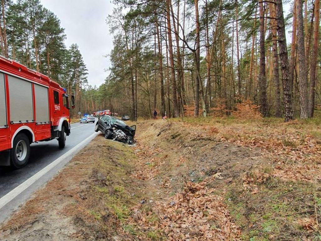 Groźny wypadek w Jamnicy, czołowe zderzenie dwóch pojazdów. 3 ranne osoby [zdjęcia]
