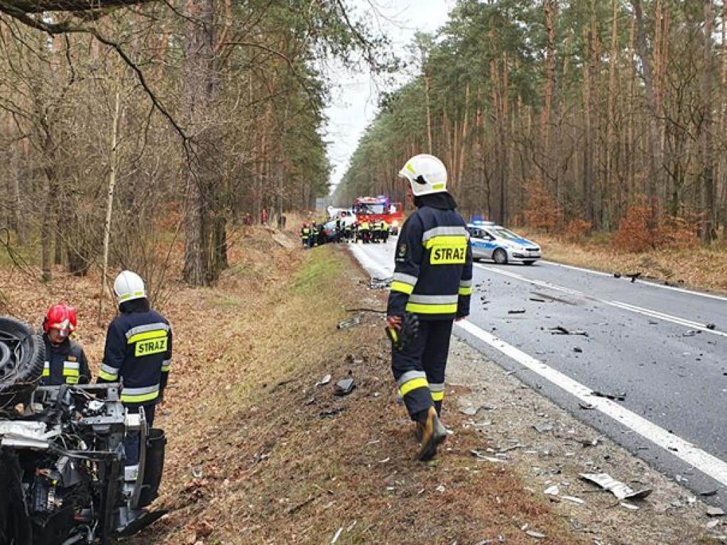 Groźny wypadek w Jamnicy, czołowe zderzenie dwóch pojazdów. 3 ranne osoby [zdjęcia]