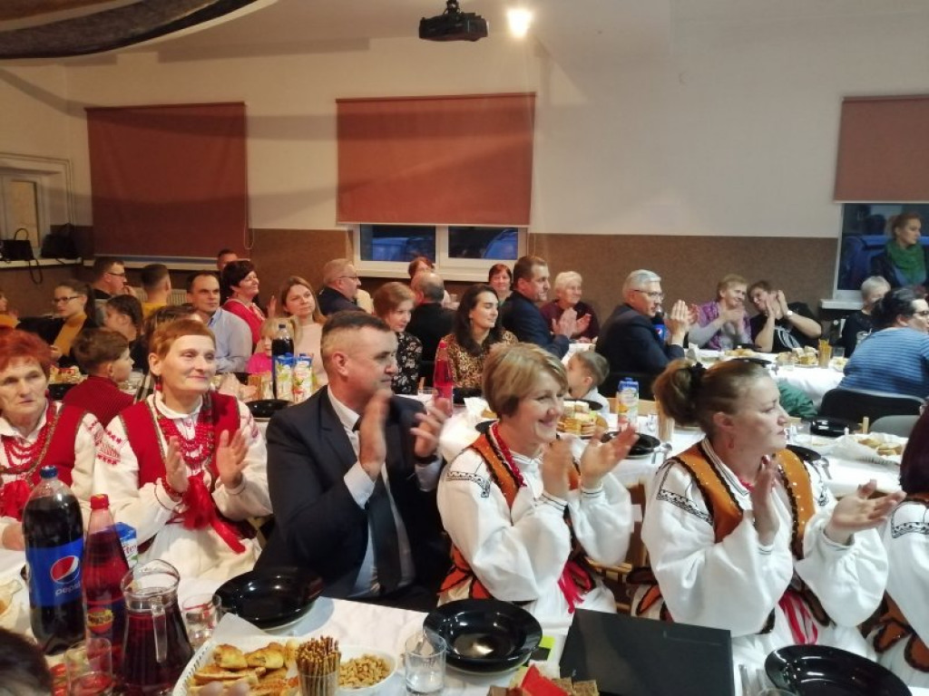 Zaśpiewali z Bielowiankami i Ługowiankami. Spotkanie w Domu Ludowym w Rozalinie [zdjęcia] [wideo]