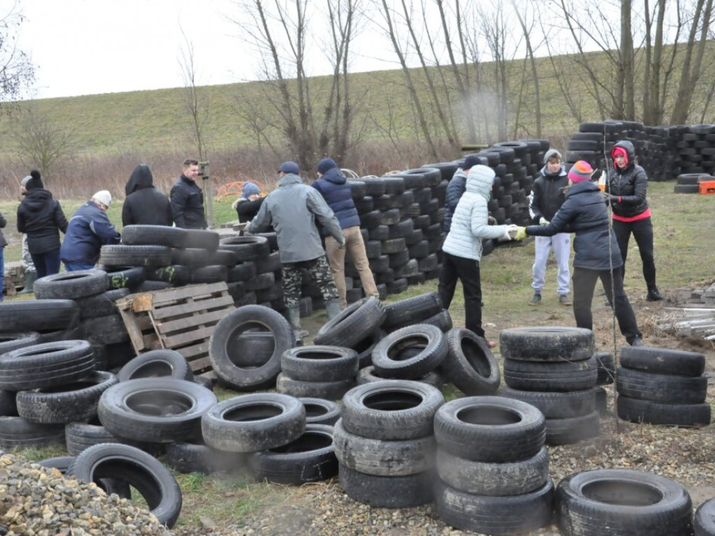 Wspólnie budowali wybieg dla psów [zdjęcia]
