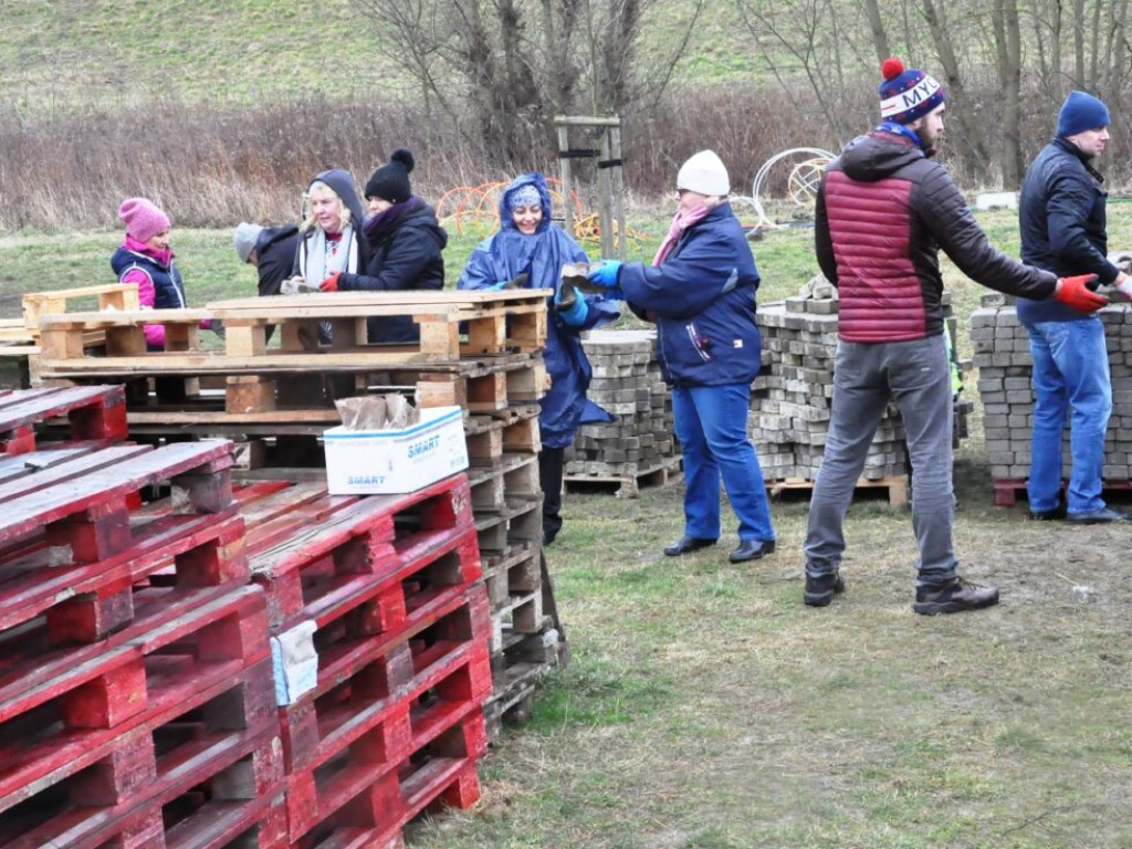 Wspólnie budowali wybieg dla psów [zdjęcia]