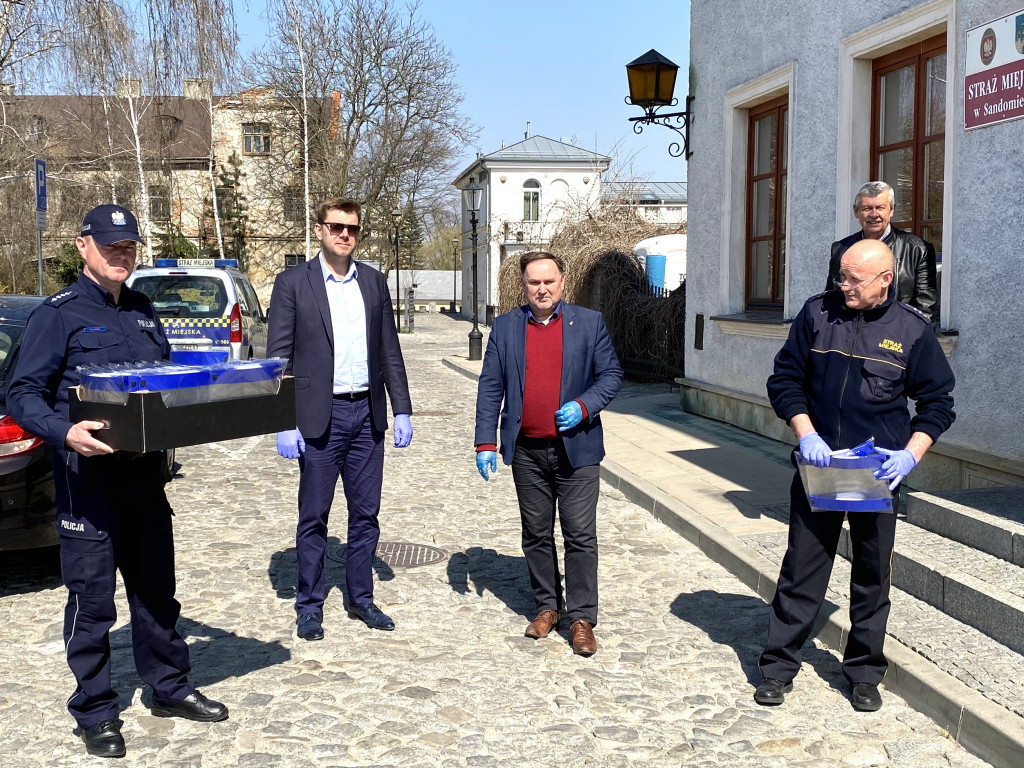 Poseł Marek Kwitek podarował przyłbice i rękawiczki   tym, którzy walczą z epidemią na pierwszej linii frontu