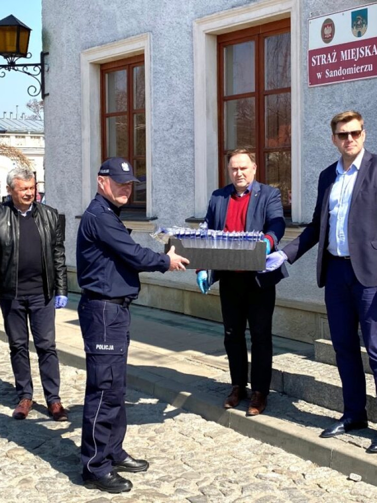 Poseł Marek Kwitek podarował przyłbice i rękawiczki   tym, którzy walczą z epidemią na pierwszej linii frontu
