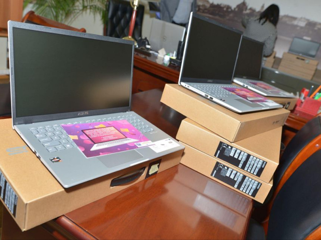 Dyrektorzy szkół z Sandomierza odebrali laptopy do zdalnego nauczania [zdjęcia]
