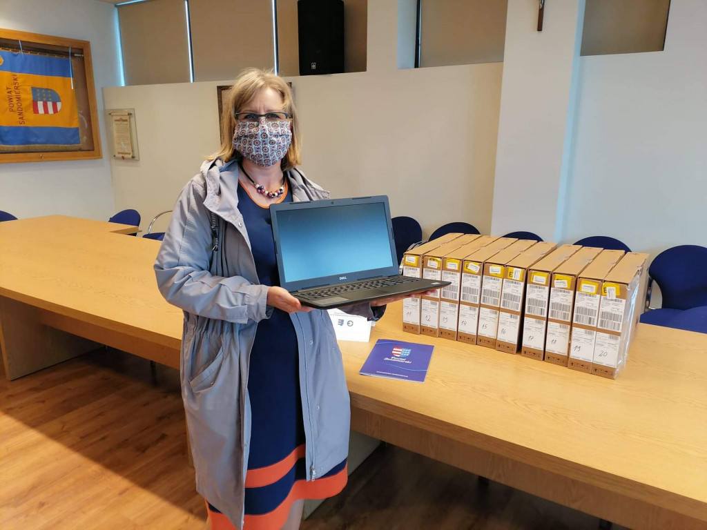 Dyrektorzy szkół z Sandomierza odebrali laptopy do zdalnego nauczania [zdjęcia]