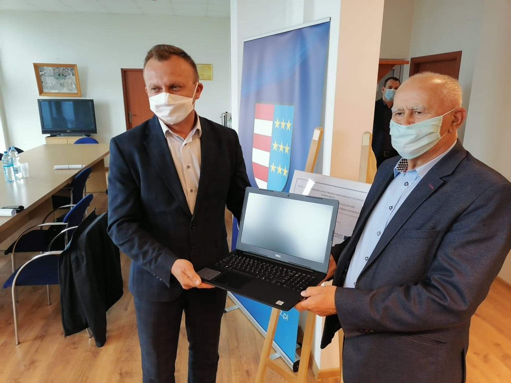 Dyrektorzy szkół z Sandomierza odebrali laptopy do zdalnego nauczania [zdjęcia]