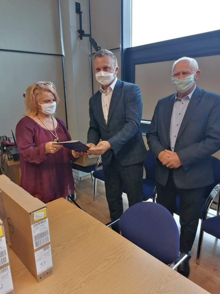 Dyrektorzy szkół z Sandomierza odebrali laptopy do zdalnego nauczania [zdjęcia]