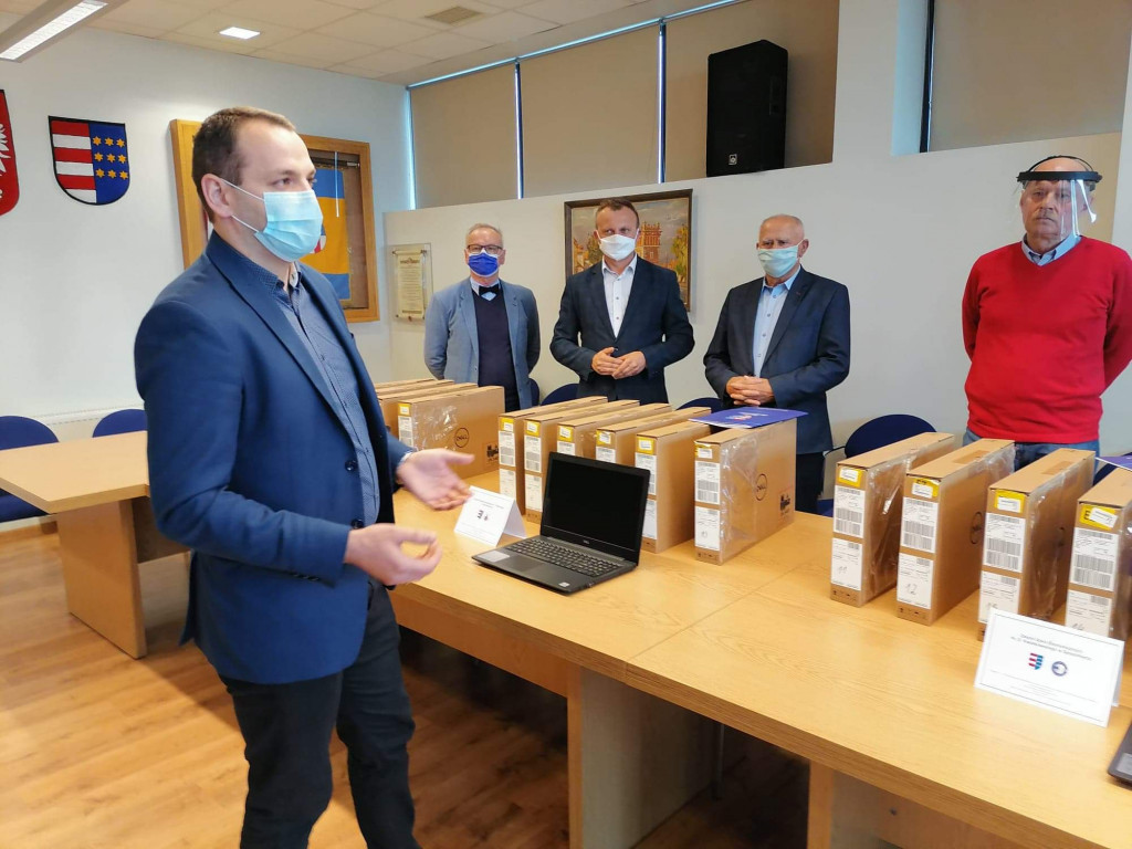 Dyrektorzy szkół z Sandomierza odebrali laptopy do zdalnego nauczania [zdjęcia]
