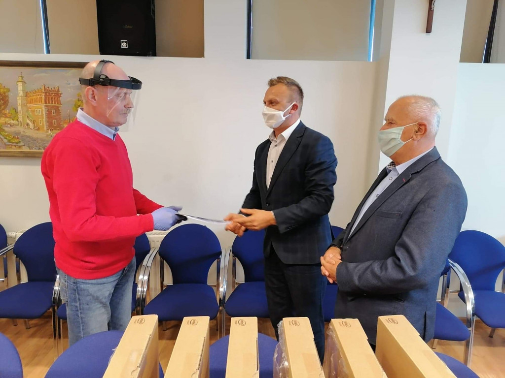 Dyrektorzy szkół z Sandomierza odebrali laptopy do zdalnego nauczania [zdjęcia]