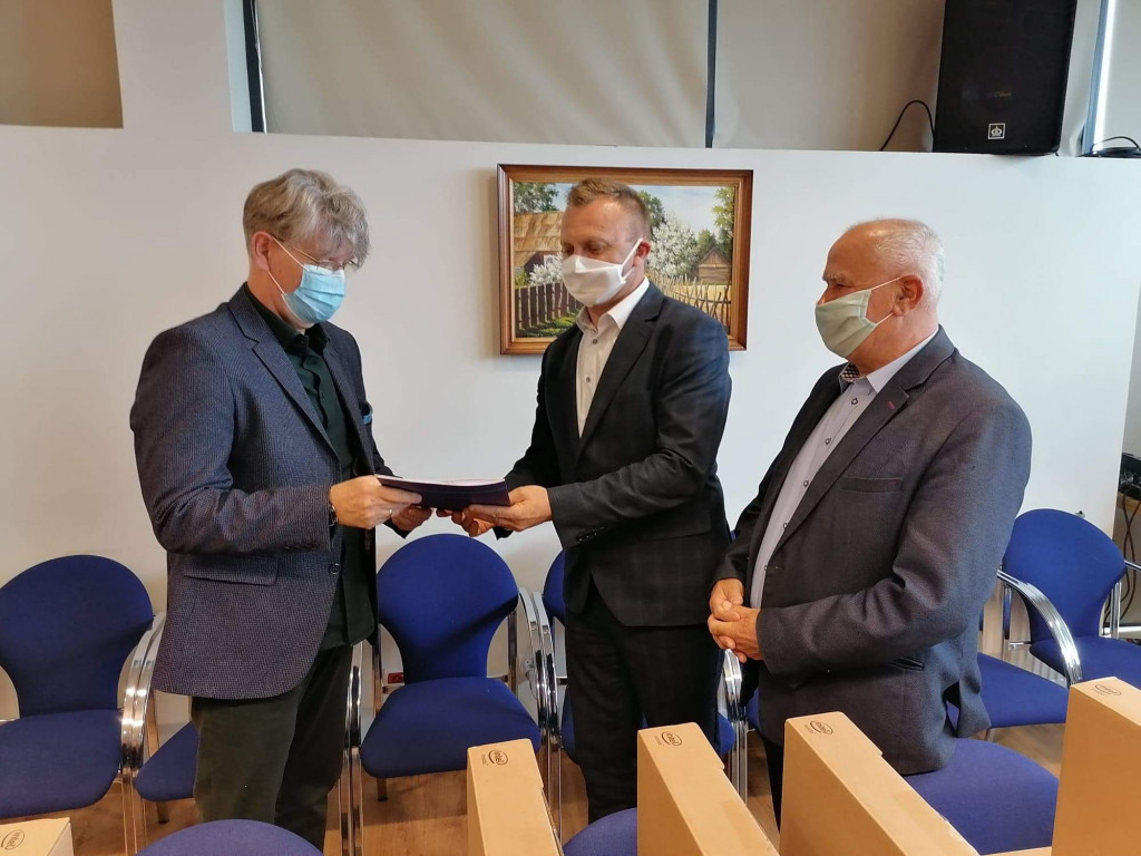 Dyrektorzy szkół z Sandomierza odebrali laptopy do zdalnego nauczania [zdjęcia]