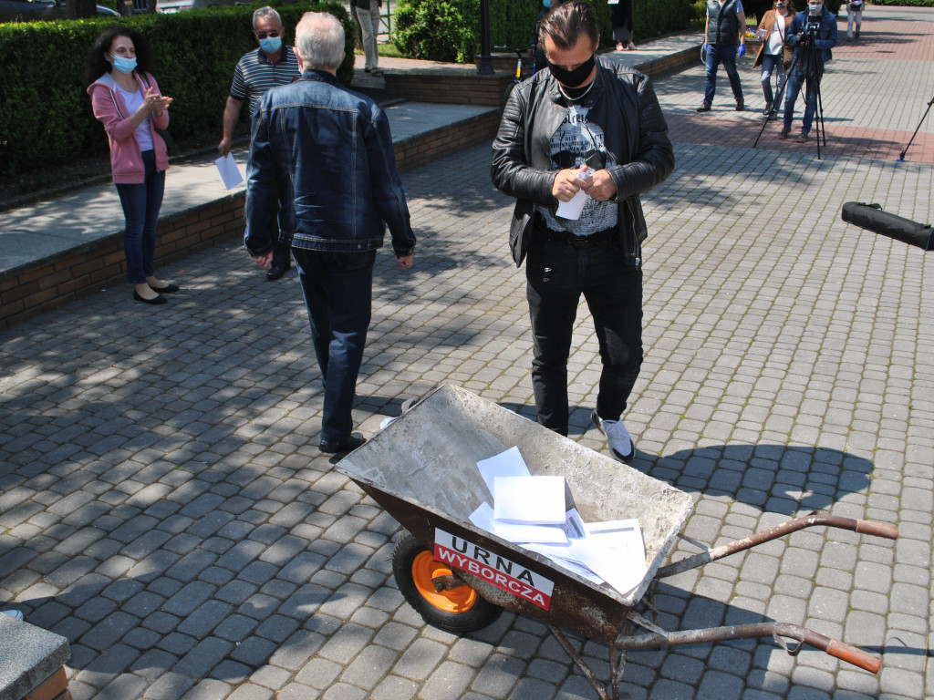 Protestacyjny happening wyborczy w Tarnobrzegu