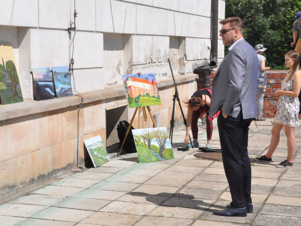 Łodzianie malowali Sandomierz. Prace pokazane zostały na dziedzińcu zamkowym [zdjęcia]