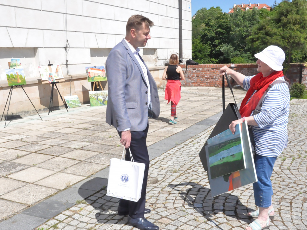Łodzianie malowali Sandomierz. Prace pokazane zostały na dziedzińcu zamkowym [zdjęcia]