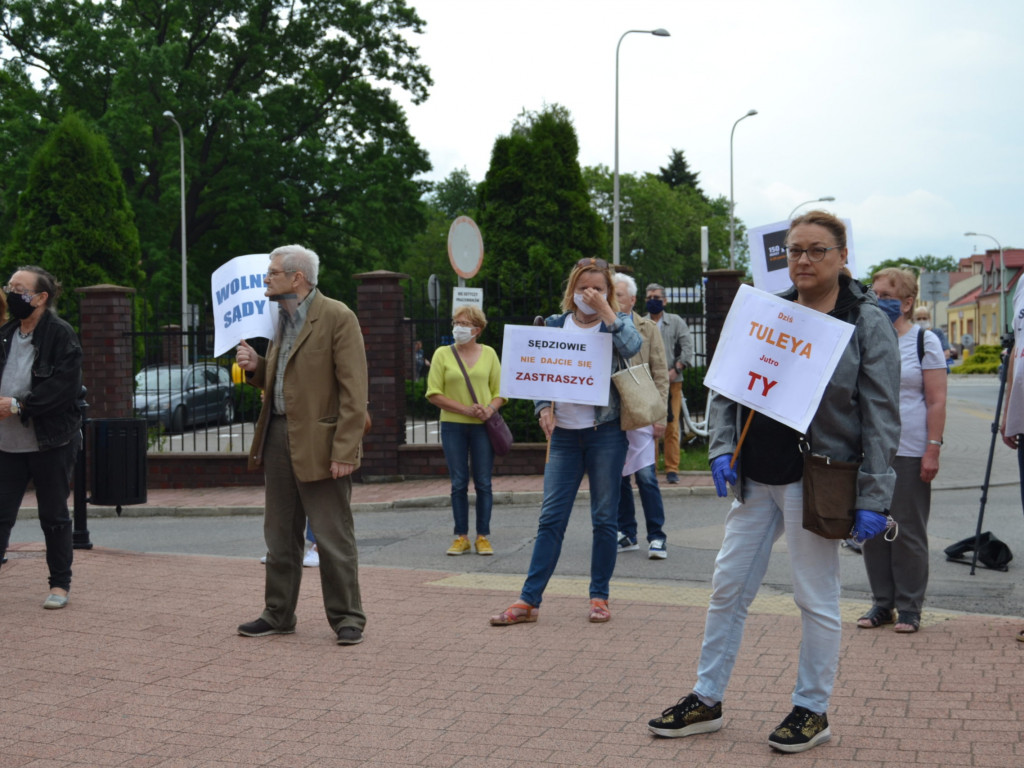 Protest przed tarnobrzeskim sądem