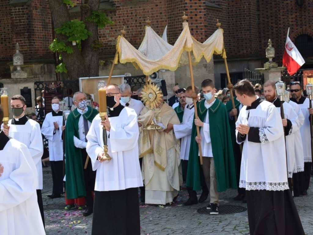Procesja Bożego Ciała w Sandomierzu z biskupem  Krzysztofem Nitkiewiczem  [zdjęcia]