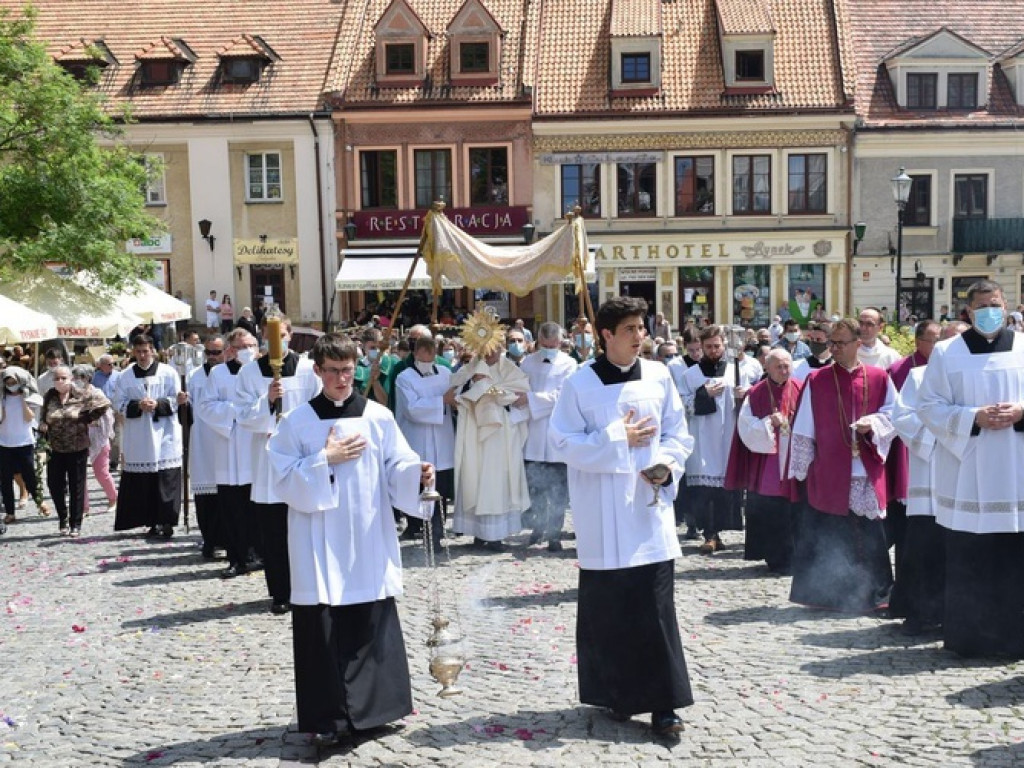 Procesja Bożego Ciała w Sandomierzu z biskupem  Krzysztofem Nitkiewiczem  [zdjęcia]