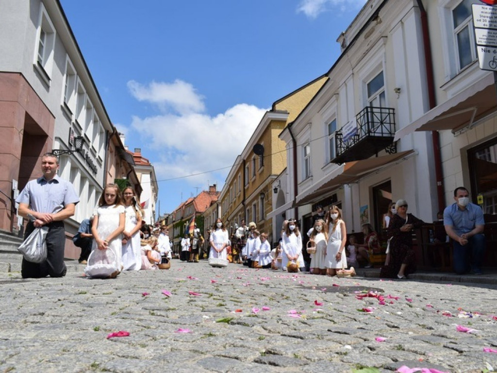 Procesja Bożego Ciała w Sandomierzu z biskupem  Krzysztofem Nitkiewiczem  [zdjęcia]
