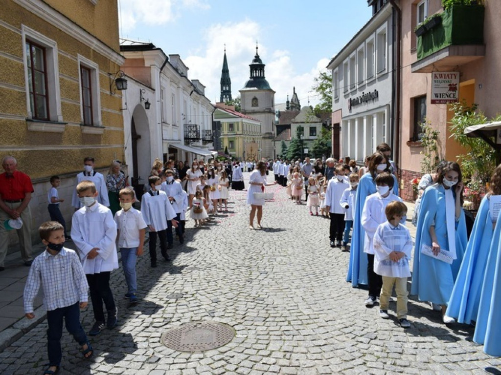 Procesja Bożego Ciała w Sandomierzu z biskupem  Krzysztofem Nitkiewiczem  [zdjęcia]