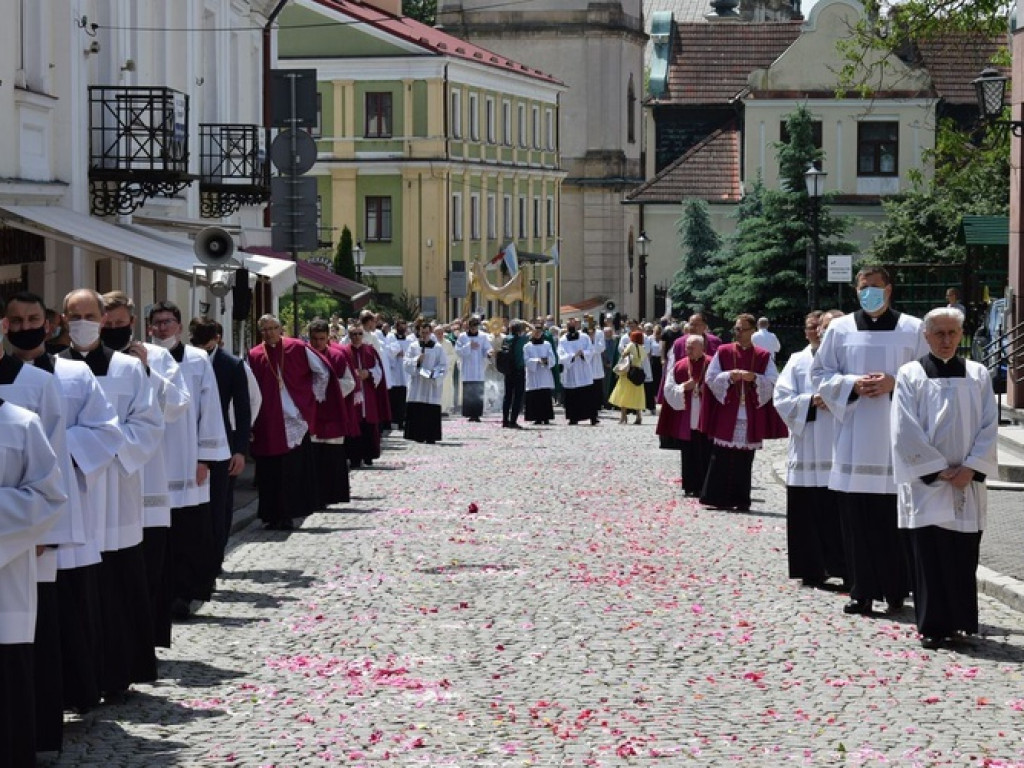 Procesja Bożego Ciała w Sandomierzu z biskupem  Krzysztofem Nitkiewiczem  [zdjęcia]