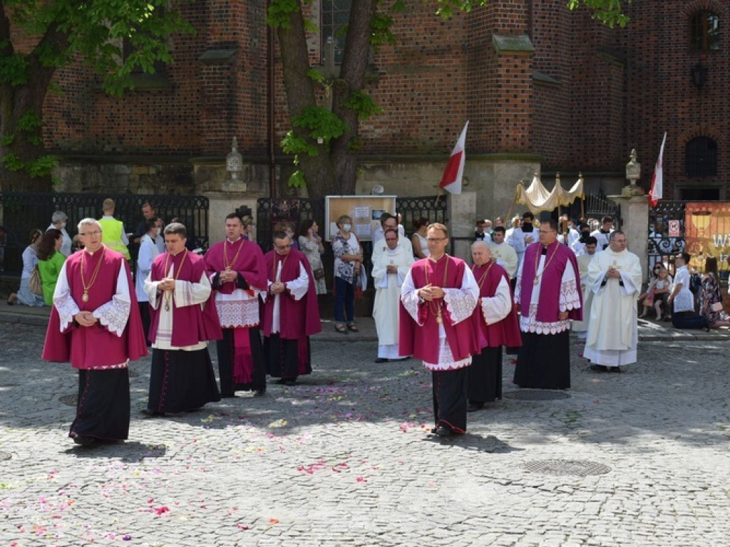 Procesja Bożego Ciała w Sandomierzu z biskupem  Krzysztofem Nitkiewiczem  [zdjęcia]