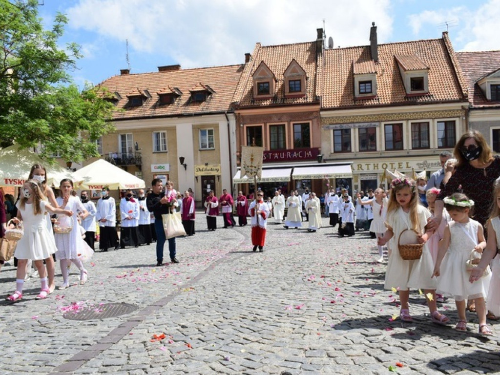 Procesja Bożego Ciała w Sandomierzu z biskupem  Krzysztofem Nitkiewiczem  [zdjęcia]