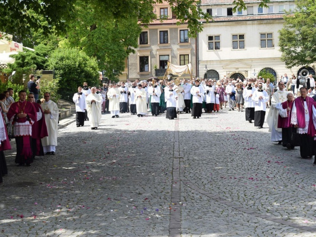 Procesja Bożego Ciała w Sandomierzu z biskupem  Krzysztofem Nitkiewiczem  [zdjęcia]