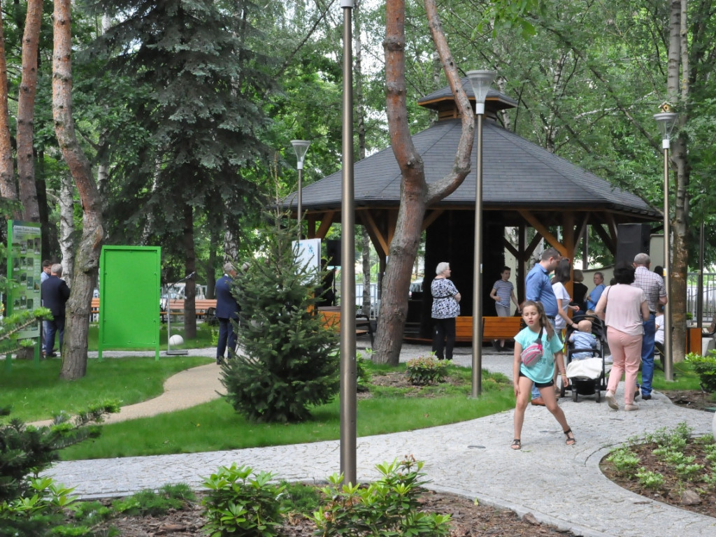 Na sandomierskim osiedlu prawie jak w Ciechocinku. Nowy park z tężnią już otwarty [zdjęcia]