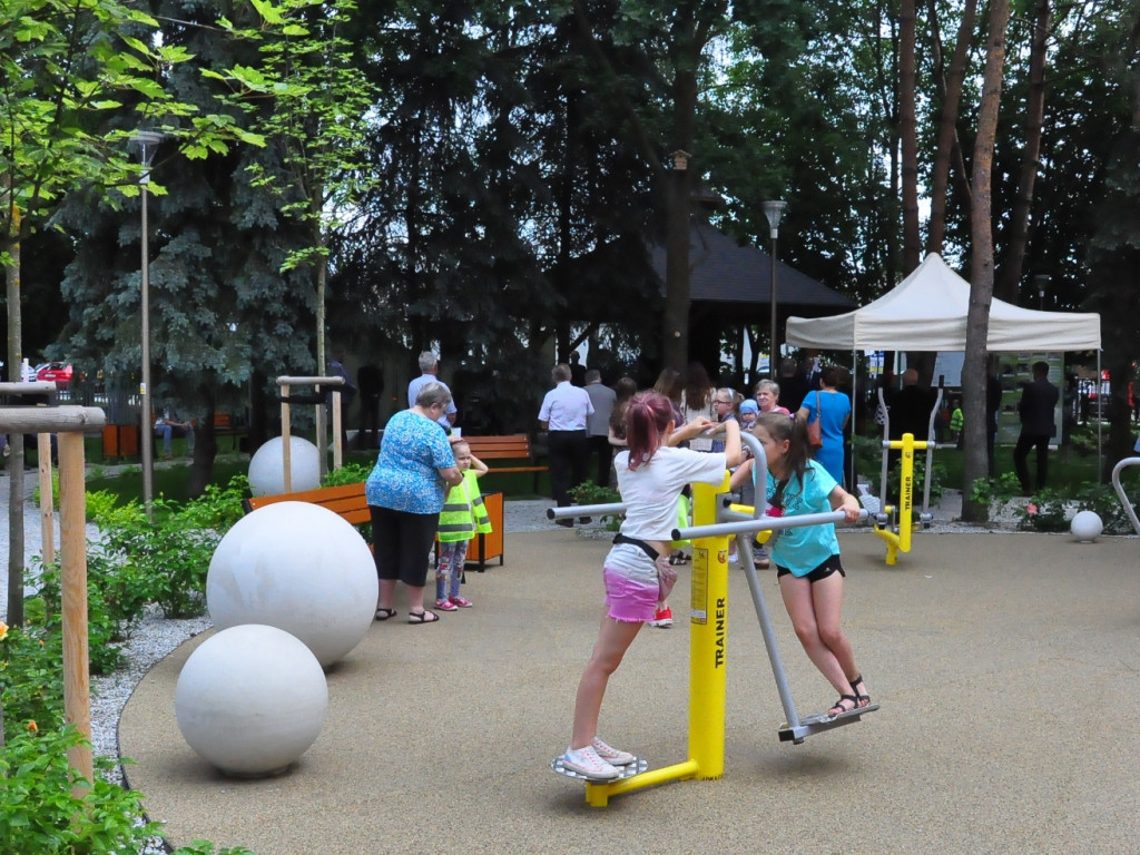 Na sandomierskim osiedlu prawie jak w Ciechocinku. Nowy park z tężnią już otwarty [zdjęcia]