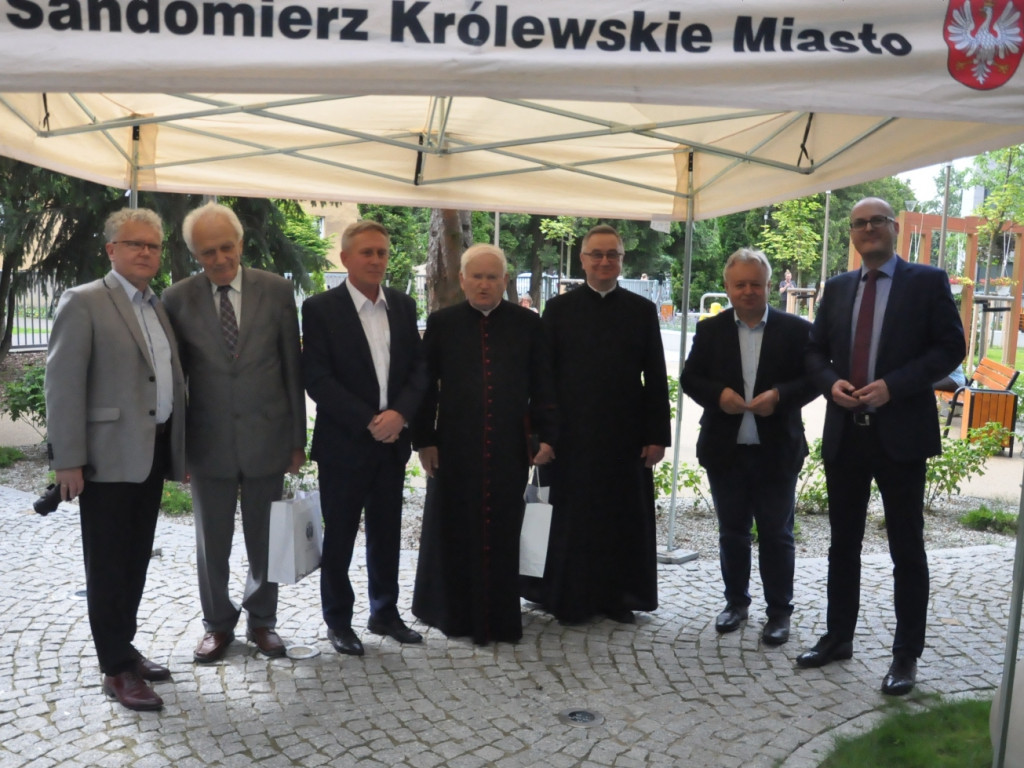 Na sandomierskim osiedlu prawie jak w Ciechocinku. Nowy park z tężnią już otwarty [zdjęcia]