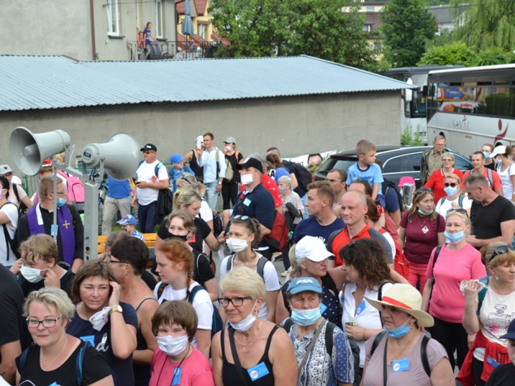 Ponad pół tysiąca pielgrzymów ze Staszowa dotarło do Sulisławic (dużo zdjęć)