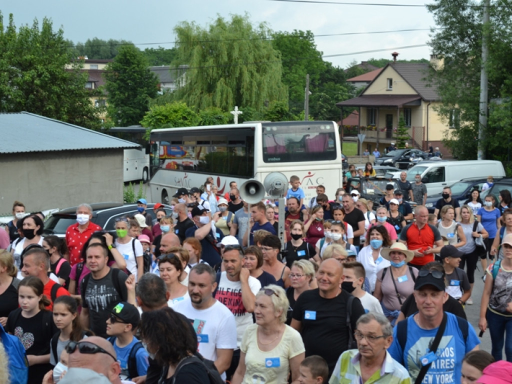 Ponad pół tysiąca pielgrzymów ze Staszowa dotarło do Sulisławic (dużo zdjęć)