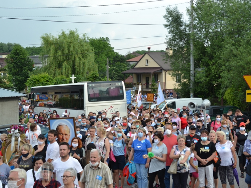 Ponad pół tysiąca pielgrzymów ze Staszowa dotarło do Sulisławic (dużo zdjęć)