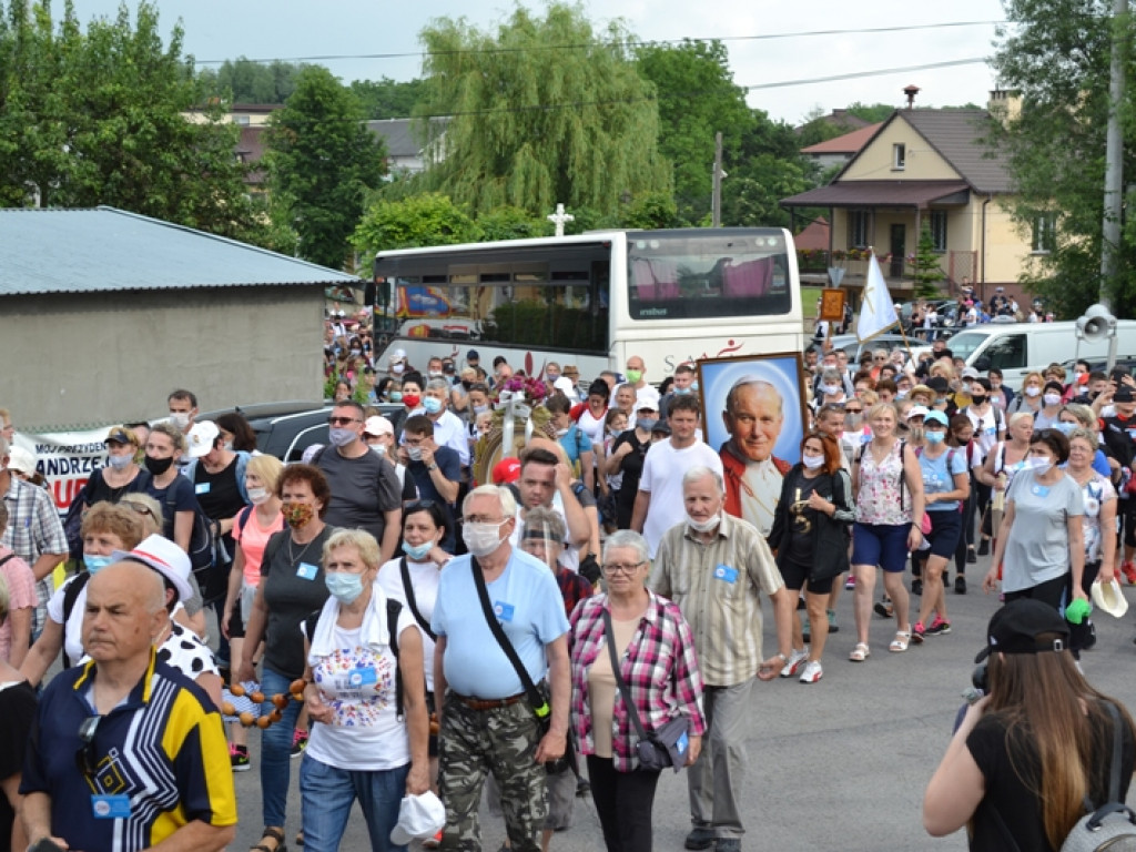 Ponad pół tysiąca pielgrzymów ze Staszowa dotarło do Sulisławic (dużo zdjęć)