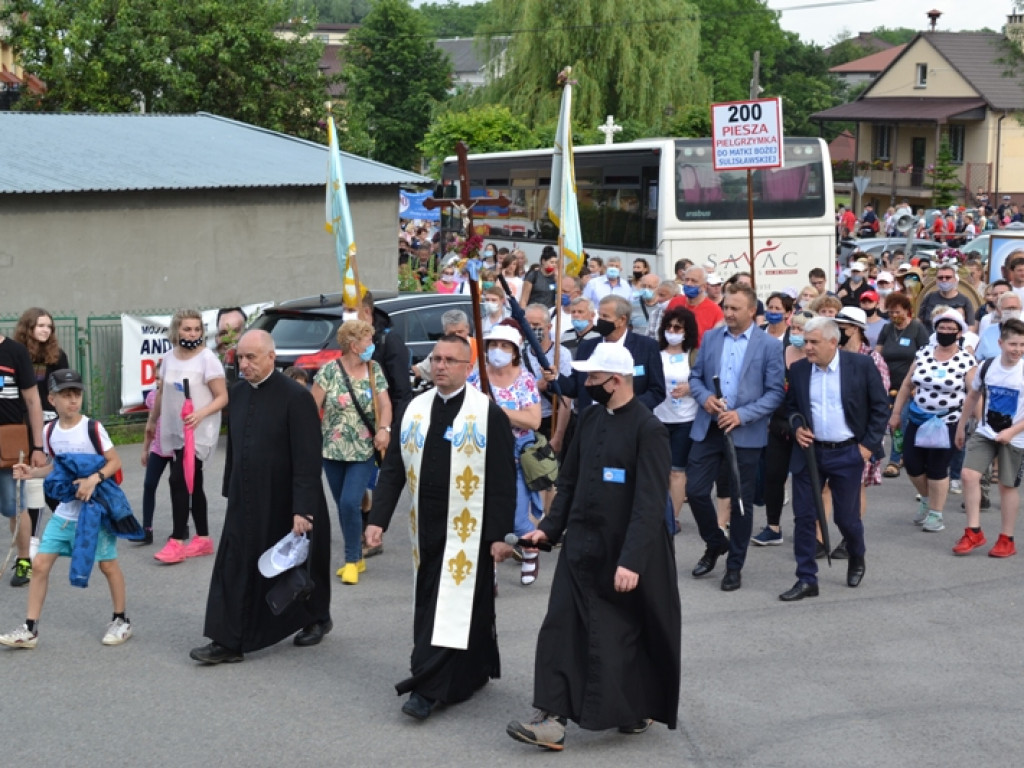 Ponad pół tysiąca pielgrzymów ze Staszowa dotarło do Sulisławic (dużo zdjęć)