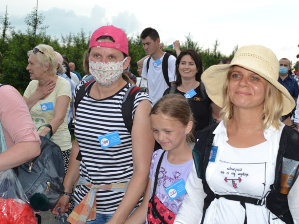 Ponad pół tysiąca pielgrzymów ze Staszowa dotarło do Sulisławic (dużo zdjęć)