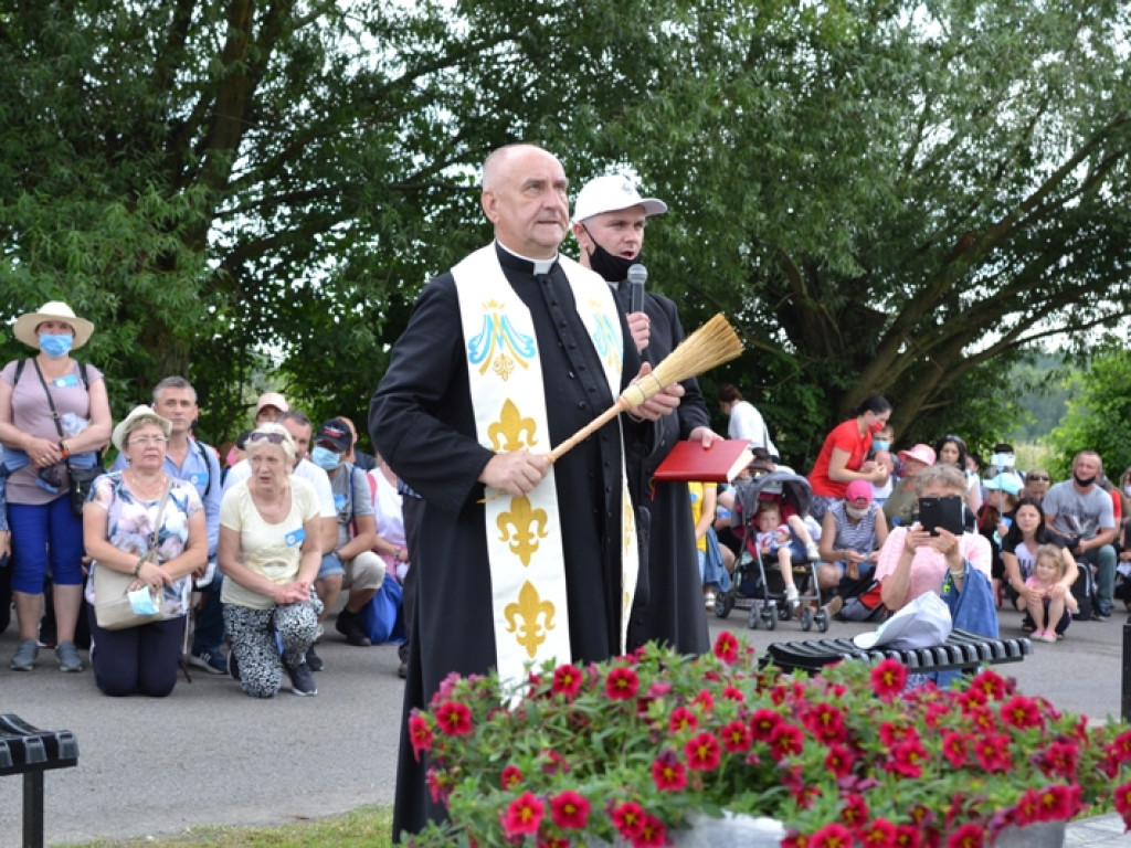Ponad pół tysiąca pielgrzymów ze Staszowa dotarło do Sulisławic (dużo zdjęć)